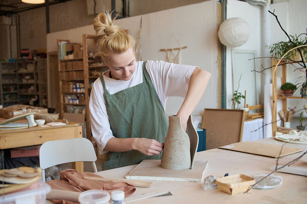 Ceramista makes the effect of terrazzo on a vase,
